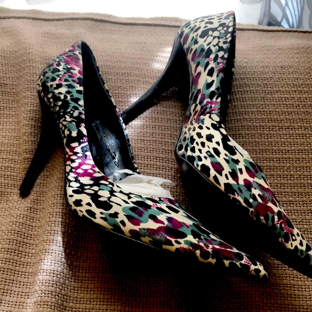 Nine West 7.5 never worn heels in excellent shape!